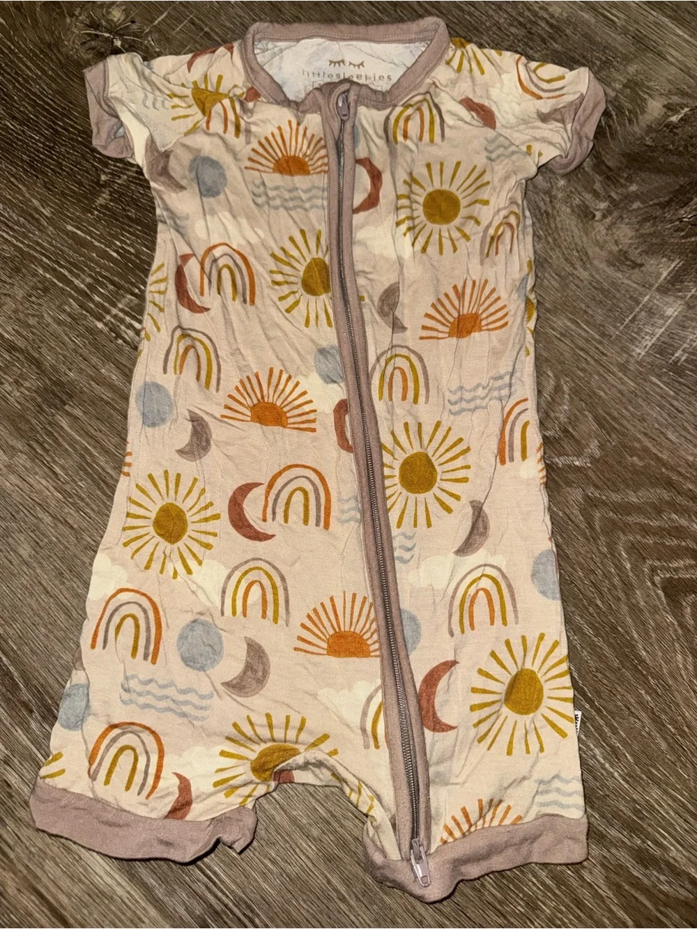 🌙🤎 Little Sleepies Desert Sunrise Shorty Zippy – Size 12/18 Months | EC 🤎🌙